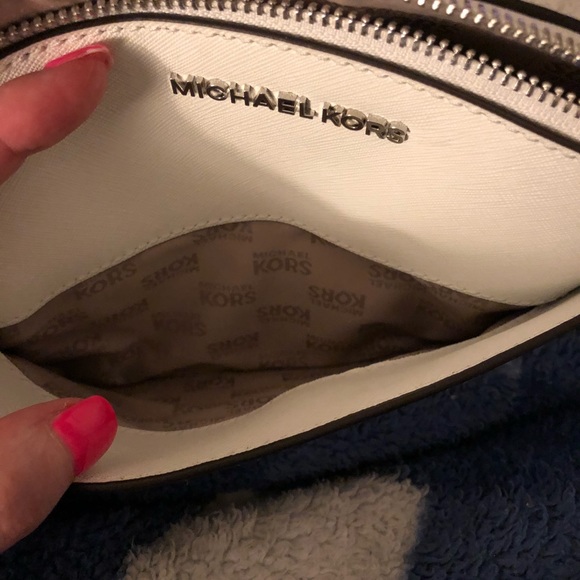 Authentic Michael Kors Crossbody Puse - Picture 4 of 4